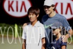 Nadal alienta a un joven sordo surcoreano convertido en promesa del tenis. Photo by YONHAPNEWS - EFE