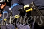 Policías de EE.UU. aplican electrochoques a un sordo que sufría un ataque diabético. Photo by Sebastien Nogier