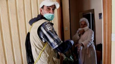 Voluntarios que ayudan a los más veteranos de Madrid: “Mi vecina me tira la cesta de la compra y yo se la hago”. (20minutos.es)