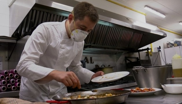 Obertura testimonial de comerços davant la incertesa i el poc temps per preparar-se. (ccma.cat)