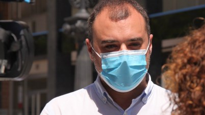 Terrassa se suma al minut de silenci en memòria de les víctimes de la Covid-19. (Pedro Arias /lescroniques.com)