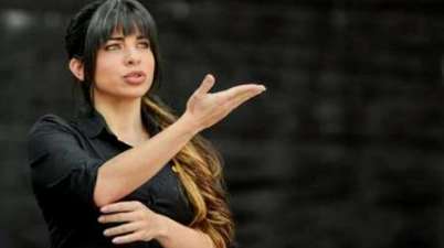 Conozca a Estefanía Carvajal, la intérprete oficial del Presidente de la República de Costa Rica. (teletica.com)