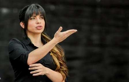 Conozca a Estefanía Carvajal, la intérprete oficial del Presidente de la República de Costa Rica. (teletica.com)