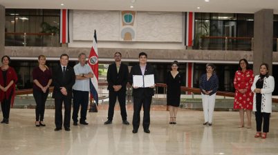 Gobierno firma ley que promueve Lengua de Señas Costarricense (Lesco). (elperiodicocr.com)