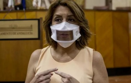 Susana Díaz pide a la Junta que atienda las necesidades de las personas sordas con las mascarillas transparentes. MARÍA JOSÉ LÓPEZ (EUROPA PRESS)