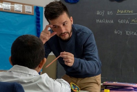 Es sordo de nacimiento y da clases en una escuela para chicos con su misma dificultad. (clarín.com)