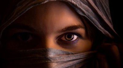 woman-1335487_640_Walkerssk_Pixabay