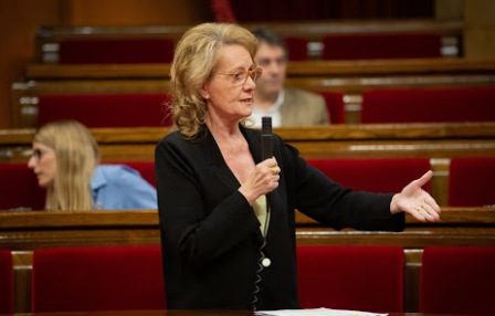La consejera de Cultura dice que también se habla demasiado castellano en el Parlament. (elpais.com)