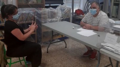 Ser una persona sorda en la mesa electoral y con mascarilla: "Sin intérpretes no podemos vivir". (eldiario.es)