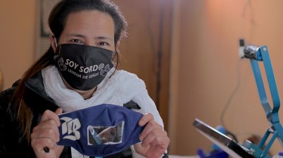 Chile: “Emprendedora sorda se anota poroto con mascarilla”. (lacuarta.com)