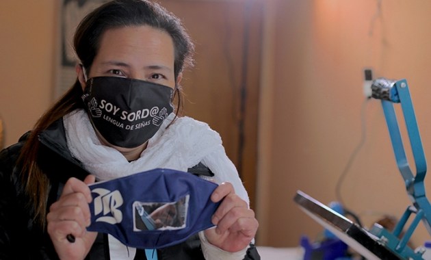 Chile: “Emprendedora sorda se anota poroto con mascarilla”. (lacuarta.com)