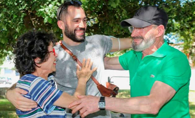 El abrazo más viral de una familia sorda tras seis meses separados. (lavozdegalicia.es)