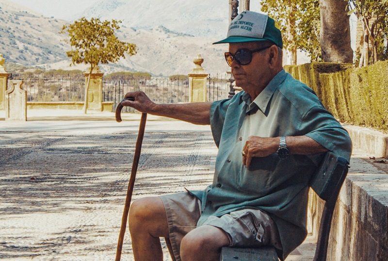 Els experts aconsellen entorns coneguts i ambients relaxats per conviure amb l'Alzheimer aquest estiu. (social.cat / AMIC)