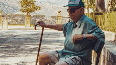 Els experts aconsellen entorns coneguts i ambients relaxats per conviure amb l'Alzheimer aquest estiu. (social.cat / AMIC)