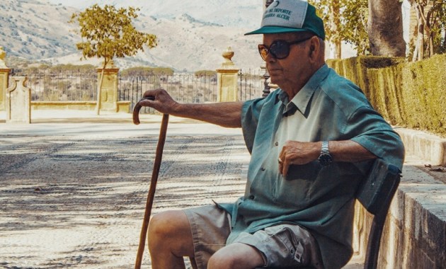 Els experts aconsellen entorns coneguts i ambients relaxats per conviure amb l'Alzheimer aquest estiu. (social.cat / AMIC)