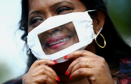 Reino Unido: “Las mascarillas dificultan la comunicación para la comunidad de sordos”. (es.reuters.com)