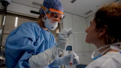 Sobrecarga en la atención primaria y calma tensa en las UCI ante la senda ascendente de contagios. (isanidad.com)