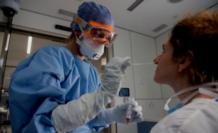 Sobrecarga en la atención primaria y calma tensa en las UCI ante la senda ascendente de contagios. (isanidad.com)