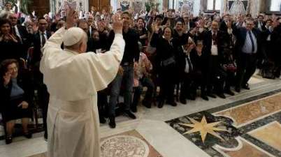 Papa Francisco dice a sordos que Dios no se percibe con los oídos, sino con la fe. (aciprensa.com)