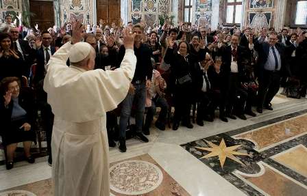 Papa Francisco dice a sordos que Dios no se percibe con los oídos, sino con la fe. (aciprensa.com)