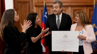 Jura la primera abogada sorda ante el Tribunal Pleno de la Corte Suprema. (elmostrador.cl)