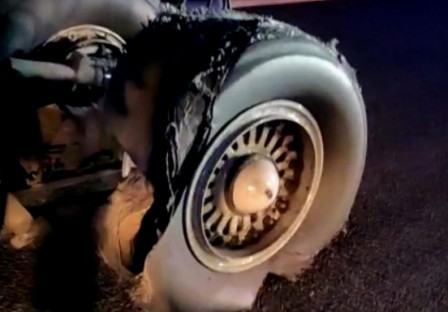 Susto en Barajas por un avión de Air Canada dañado que aterrizó de urgencia... con alivio final. (20minutos.es)