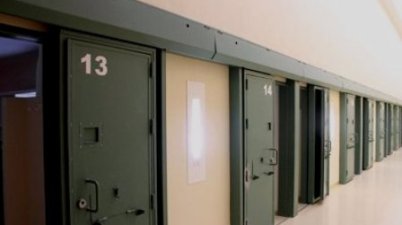 Denuncian la agresión de una interna de la cárcel de Albolote a dos funcionarias. (lavanguardia.com)