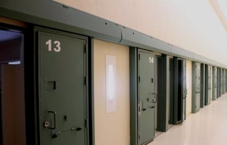 Denuncian la agresión de una interna de la cárcel de Albolote a dos funcionarias. (lavanguardia.com)