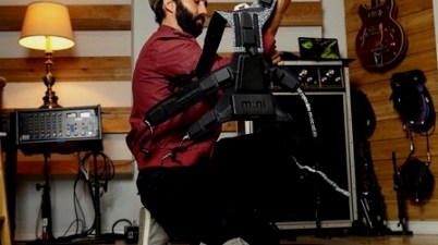 Este traje vibrador permite a las personas sordas «sentir» la música. (cnnespanol.cnn.com)