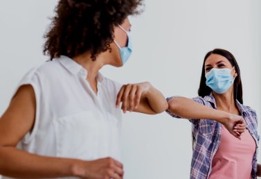 La OMS pide abandonar el choque de codos: así debemos saludar para evitar contagios. (losreplicantes.com)