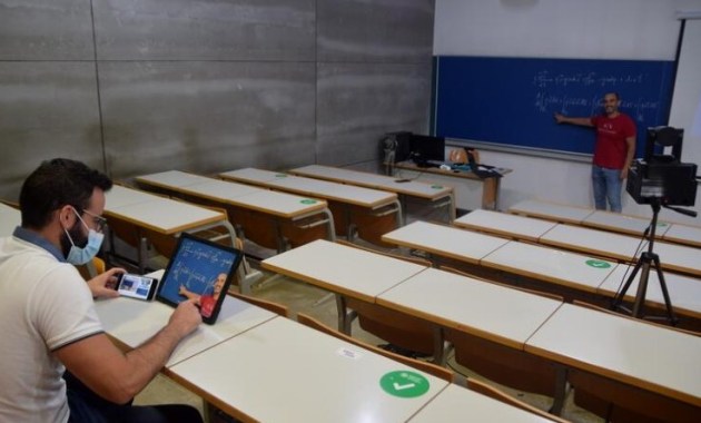 Crean un dispositivo de ayuda en clase para alumnos sordos e invidentes. (que.es)