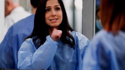 La médica sorda que impuso los barbijos inclusivos en Grey’s Anatomy. (parati.com.ar)