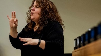 La respuesta al COVID-19 debe incluir a las personas sordas, dice el Secretario General. (news.un.org)