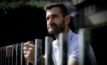 Iker Sertucha: «Las personas sordas procuramos enfermar de lunes a viernes». (lavozdegalicia.es)