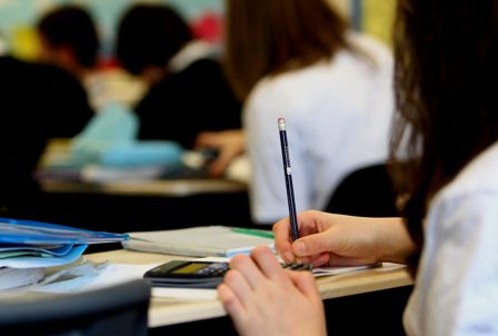 Una profesora sorda profunda del IES de Oleiros (A Coruña), incomunicada al ir a dar clase. (elespanol.com)