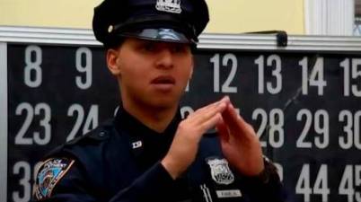 Joven dominicano es el primer oficial de la Policía de Nueva York que habla por señas. (diariolibre.com)
