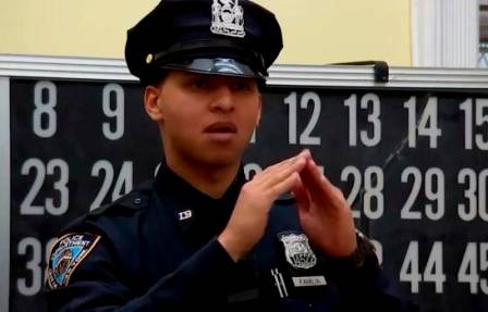 Joven dominicano es el primer oficial de la Policía de Nueva York que habla por señas. (diariolibre.com)