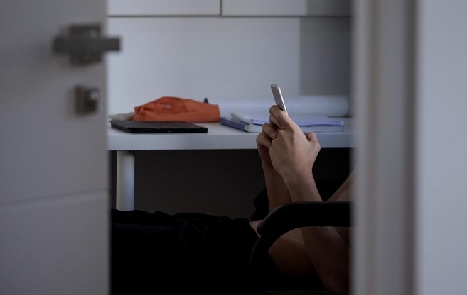 Set de cada deu adolescents catalans consumeixen pornografia de manera freqüent. (Social.cat / AMIC)