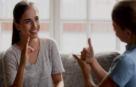 El Instituto Cervantes apoya la enseñanza y divulgación de la lengua de signos española. (eleconomista.es)