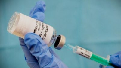 La vacuna de Oxford y AstraZeneca produce respuesta inmune en las personas mayores. (isanidad.com)