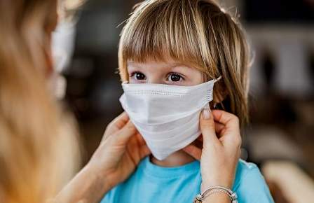 Santander respalda la campaña "Mascarillas comunicativas", de la Fundación Universia y Federación AICE para estudiantes con discapacidad auditiva. (eleconomista.es)