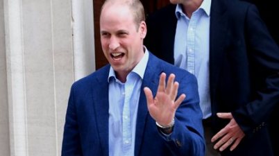 El Príncipe Guillermo usa la lengua de signos para una condecoración con la orden del Imperio Británico. (bekia.es)