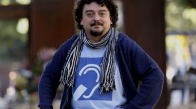 “¿Qué hace una persona sorda en esta locura? Sobrevivir, como los demás”. (malagahoy.es)