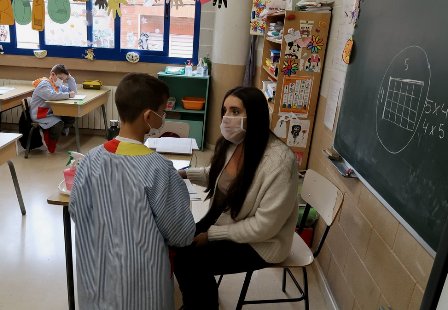 El Ayuntamiento de Gavà proporciona mascarillas transparentes al profesorado. (elperiodico.com)