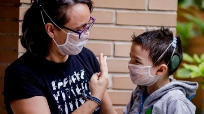 Mascarillas transparentes en colegios catalanes para facilitar la comunicación entre alumno y profesor. (niusdiario.es)