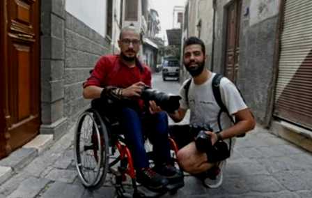 Dúo de discapacitados forma "un equipo" para ayudarse mutuamente en una Siria devastada. (AFP / swissinfo.ch)