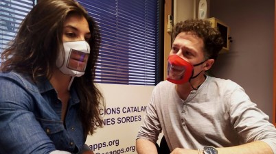 Entitats de persones sordes critiquen que les mascaretes comprades per Educació s’entelen i no permeten llegir els llavis. (social.cat / AMIC)