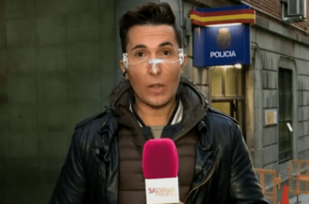 Omar Suárez, reportero de 'Sálvame', genera debate al aparecer con una mascarilla transparente: "No sirve". (20minutos.es)