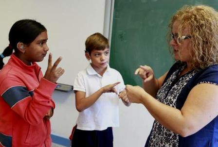 Nuevo Diccionario cubano de Lengua de señas. (cibercuba.com)