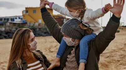 Una empresa canaria vende mascarillas higiénicas hechas con tejido transparente. (eldia.es)